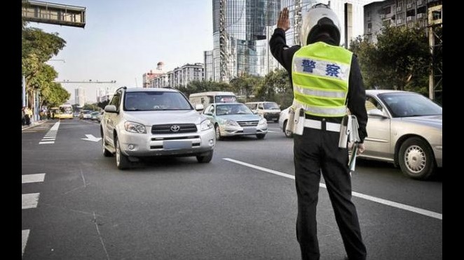 交警查车为何先摸一下汽车后备箱？解释来了