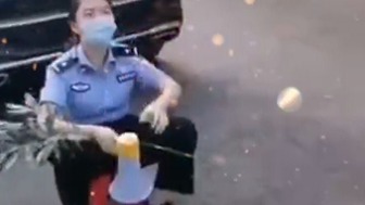 警察摆地摊都卖啥？