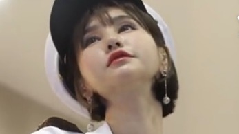 短发海军服车模，造型甜美可人