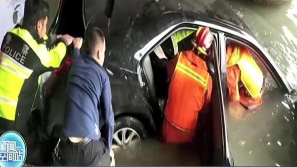 生死救援！两车相擦一轿车冲入河浜 过路市民和民警、消防一起全