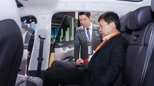 展台上来了“大人物”