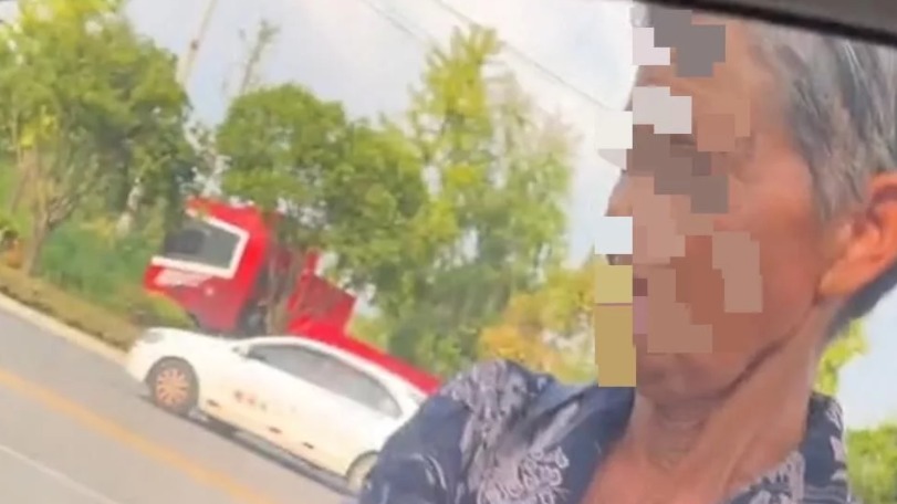 学员考科目三因阿婆拦车而挂科？教练澄清：当时是在练车