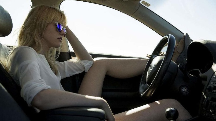 为什么老司机总喜欢离方向盘远一点，“躺着”开车？