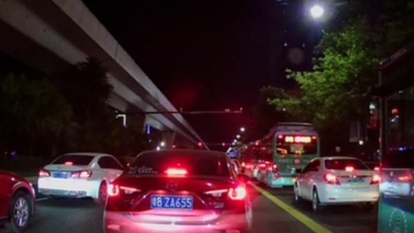 开车时的“灯语”，你总得知道几种，不然成为不了老司机