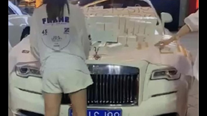女子开劳斯莱斯卖“忘情水”，网友：不想忘情，只想“忘穷”！
