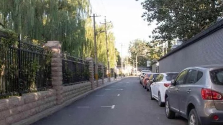 侧方停车什么时候打满方向盘，才剐蹭不到前车?记住一个点就行