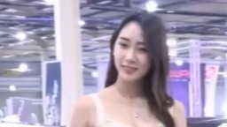 车展的漂亮长腿车模