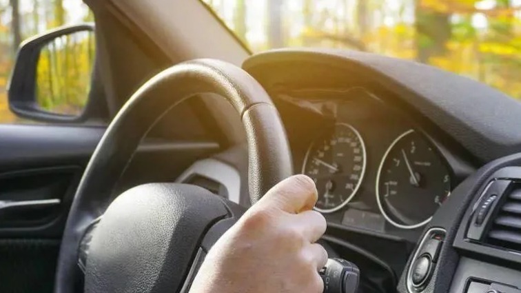 停车时，到底用不用回正方向盘？