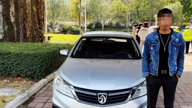 驾校教练带学员上路练车，交警一查：竟无驾照！