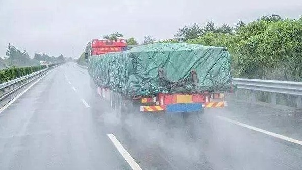 面对大货车，我们如何远离危险？