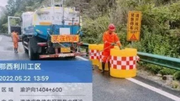 货车轮胎冒烟，储水桶派上用场