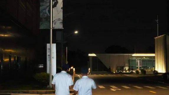 何小鹏进厂打螺丝：帮倒忙被嫌弃