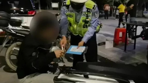 两万元改装、时速可达200km/h！小伙子见了交警掉头就跑…