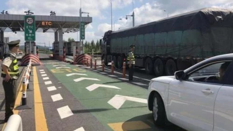 高速上误入ETC通道，能倒车出来吗?交警:最后说一次，其实可