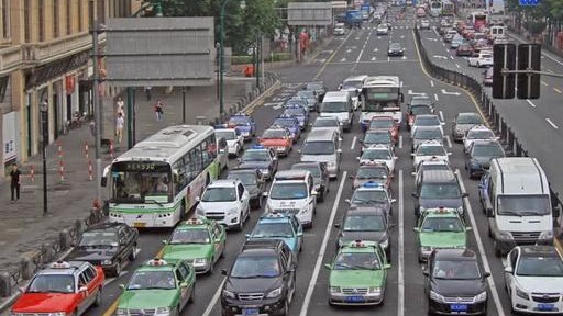 前车出现故障停滞不动，后车能压线转弯吗？交警说出了答案