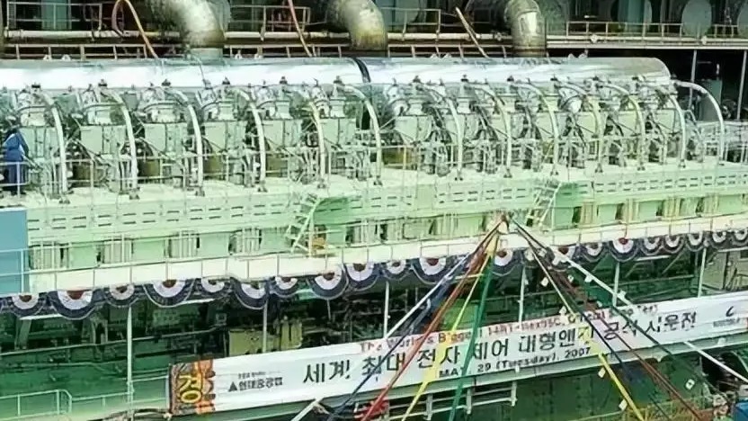 世界最大柴油发动机，10万匹马力5层楼高，用在什么交通工具上？