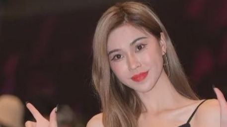 高跟吊带裙美女车模，身材姣好活泼俏皮