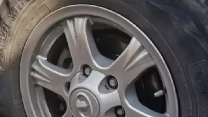 高速轮胎扎钉漏气或者爆胎，可以到应急车道换胎吗？