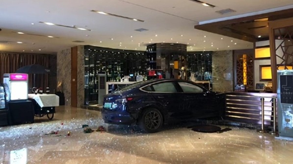 杭州一特斯拉Model 3失控冲进酒店大堂 这次也是驾驶员的锅？