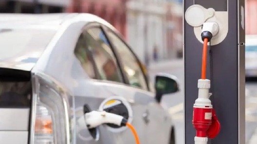 缺芯贵电困扰继续 车企靠垂直整合破局？