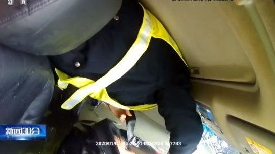 交通事故引发汽车坠河 众人援助落水司机