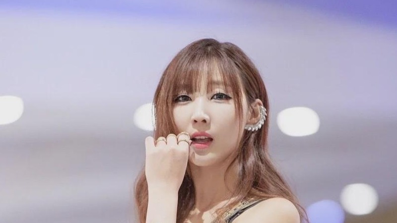 脸蛋超好看的美女车模，傲人身材性感十足