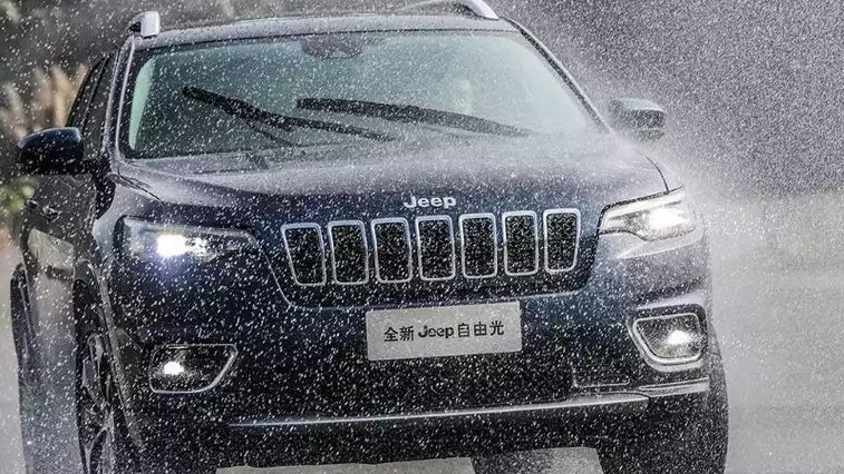 百年不变的汽车雨刷变革了，雨刷要给风挡玻璃贴防水膜？