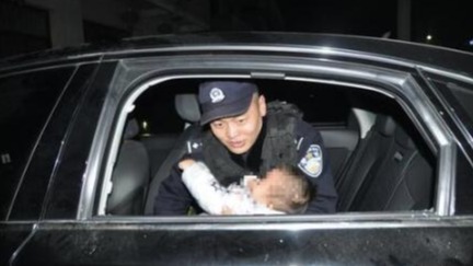 亲生的！忙烧饭把1岁娃放车里，结果麻烦了