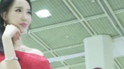 美女车模的大红色包臀裙，相得益彰！