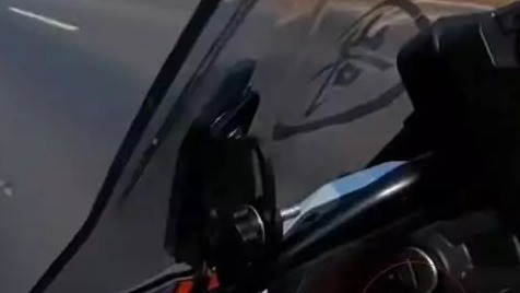 危险!年轻女子骑摩托渤海大道上“放飞自我” 时速高达154公