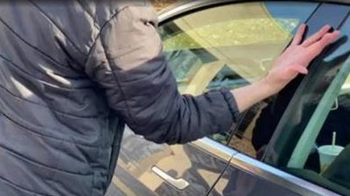 美国一男子将特斯拉钥匙芯片植入手背