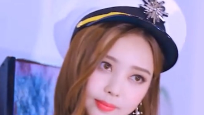 实拍韩国顶级车模，颜值靓丽，水手服OL加分