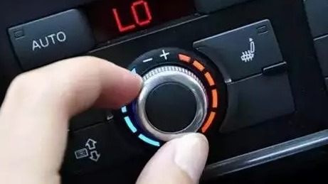 汽车熄火前，到底要不要把空调关掉，不关空调会伤车吗？