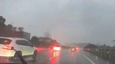 冬季雨天驾车安全小常识，学会使用这几点，新手开车上路也无压力