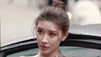 好美的车模小姐姐