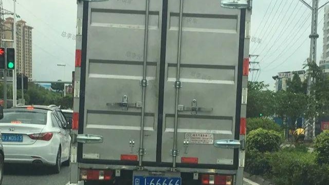 广东江门某老板座驾，比老干妈的车还牛，连买菜车都价值百万