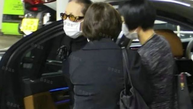 14岁嫁给何鸿燊，之后成为赌王家族女主人，蓝琼缨平时坐什么车