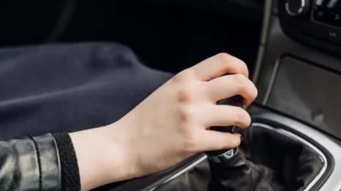 开自动挡车点火，是N挡好还是P挡好?很多人都不明白