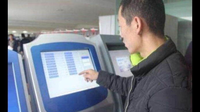 大叔摇到“888”，上牌时却被换，车管所：系统故障