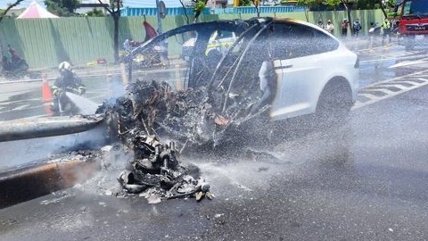 林志颖驾驶特斯拉撞上隔离带后起火，到底发生了什么？