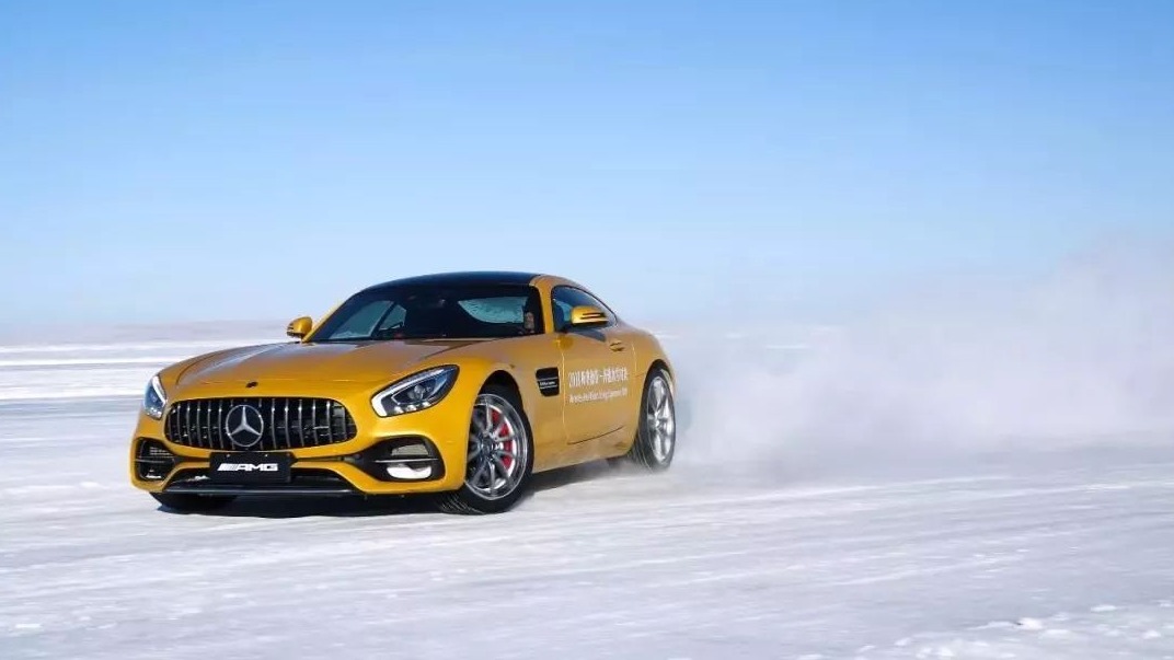 汽车在冰雪路面上紧急制动，一脚踩死和频繁点刹哪一个更好？