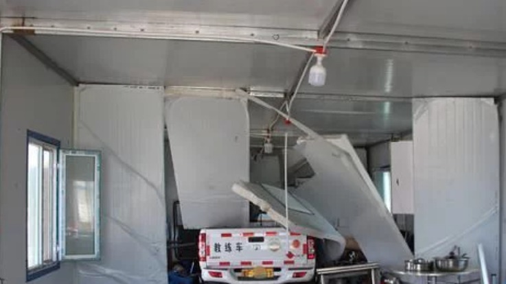 内蒙古一驾校学员一脚油门教练车冲进简易房，抱头大喊