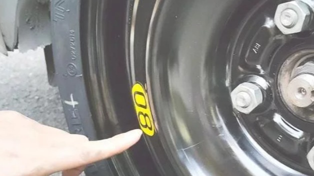 车子爆胎了如何换备胎，手把手教你十分钟搞定 ，新手一看就会