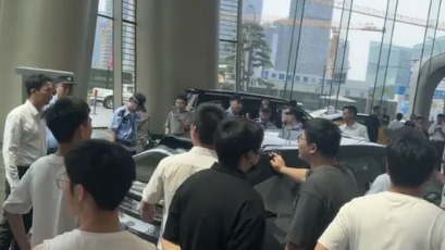 极氪杭州总部大厦遭车主“围堵”