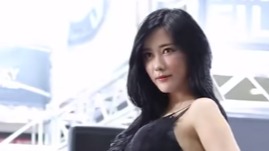 车展上的韩国车模，皮裙小吊带妩媚诱惑，舍不得离开！