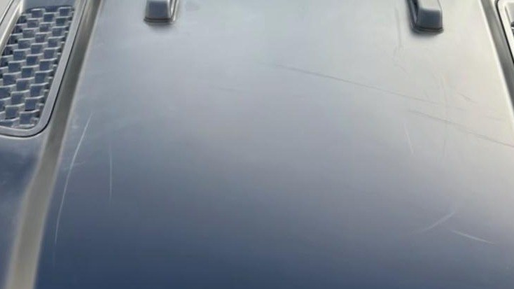 女子将豪车停在景区门口，遭陌生人私自踩爬拍照，估损超万元