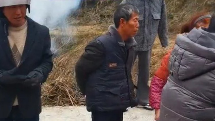 男子把车开进水田，不叫救援反叫村民抬车，全村人都知道他买车了