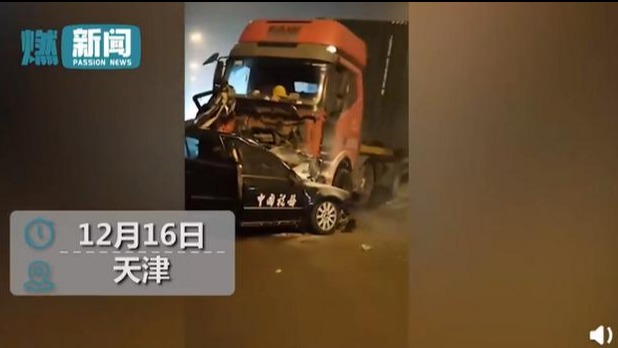 警情通报：天津一重型半挂牵引车与帕萨特轿车相撞，致4人死亡