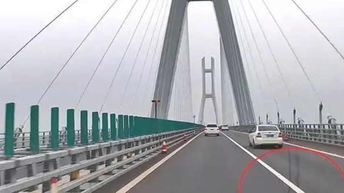 为何桥梁和隧道车道都是实线？能变道超车吗？喵哥给你说清楚