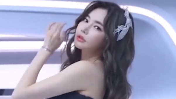 靓丽的车模美女，性感时尚，光彩照人！